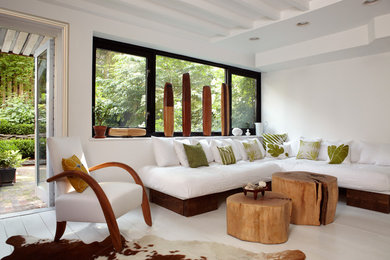 На фото: гостиная комната среднего размера в морском стиле с белыми стенами, деревянным полом и белым полом без камина с