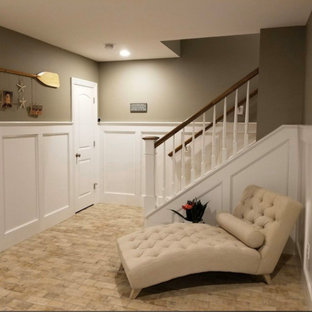 Idées déco pour un sous-sol classique enterré avec un mur multicolore, un sol en brique et un sol beige.