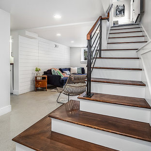 Cette photo montre un sous-sol chic semi-enterré avec un mur blanc et aucune cheminée.