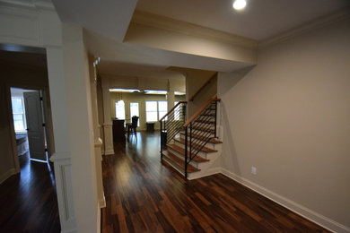 Imagen de sótano con puerta de estilo americano grande con suelo de madera en tonos medios y suelo marrón