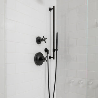 Inspiration pour un grand sous-sol marin donnant sur l'extérieur avec un bar de salon, un mur gris, un sol en vinyl, une cheminée standard, un manteau de cheminée en carrelage, un sol beige, un plafond en poutres apparentes et du lambris de bois.