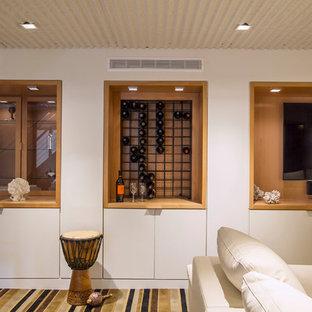 Inspiration pour un grand sous-sol design semi-enterré avec un mur blanc, moquette et un sol gris.