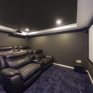 Cette photo montre un sous-sol chic donnant sur l'extérieur et de taille moyenne avec un mur noir, moquette et un sol violet.