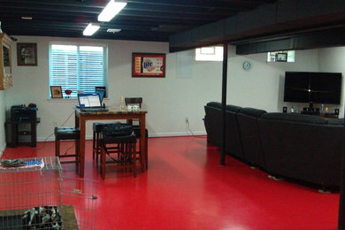 デトロイトにあるモダンスタイルのおしゃれな地下室 (赤い床) の写真