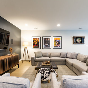 Inspiration pour un sous-sol traditionnel avec un mur blanc, un sol en bois brun, un sol marron et salle de cinéma.