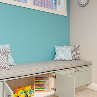 Inspiration pour un sous-sol design de taille moyenne et semi-enterré avec un mur beige et moquette.