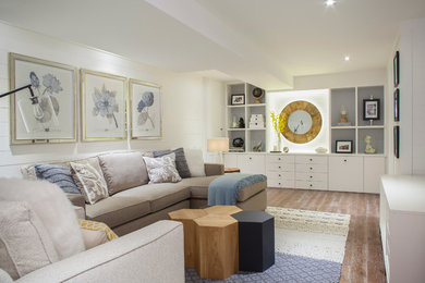 Diseño de sala de estar clásica renovada de tamaño medio sin chimenea con paredes blancas y suelo de madera en tonos medios