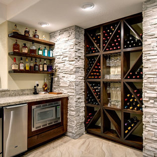 Aménagement d'un grand sous-sol classique semi-enterré avec un mur beige, aucune cheminée, un sol beige et un sol en marbre.