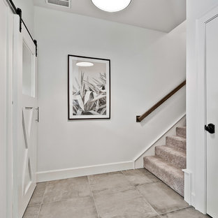 Idées déco pour un grand sous-sol craftsman donnant sur l'extérieur avec un mur blanc, un sol en carrelage de porcelaine et un sol bleu.