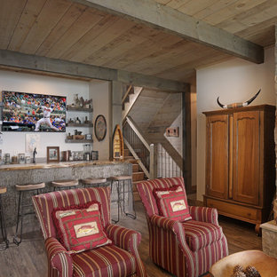 Idées déco pour un sous-sol montagne avec un bar de salon.