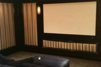 На фото: домашний кинотеатр в стиле модернизм с