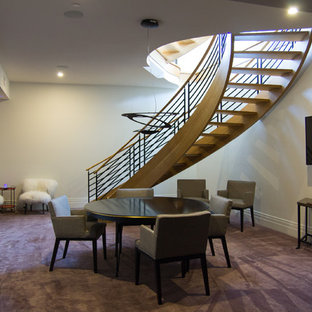 Idée de décoration pour un grand sous-sol design donnant sur l'extérieur avec un mur blanc, moquette, aucune cheminée et un sol violet.