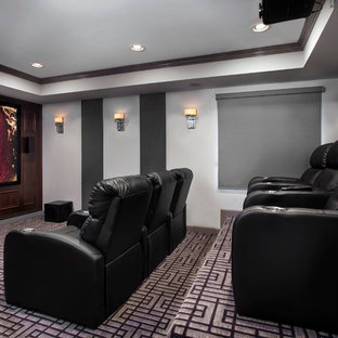 Inspiration pour un grand sous-sol design semi-enterré avec un mur gris, aucune cheminée, un sol multicolore et salle de cinéma.