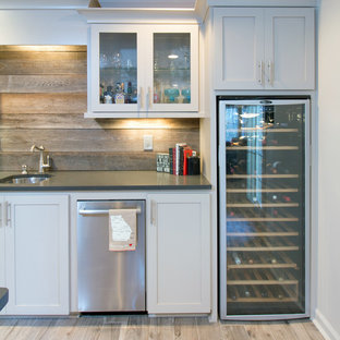 Inspiration pour un sous-sol traditionnel donnant sur l'extérieur et de taille moyenne avec un mur blanc, un sol en carrelage de céramique et aucune cheminée.