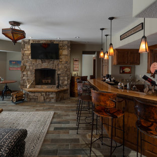 Inspiration pour un sous-sol chalet avec un manteau de cheminée en pierre de parement.