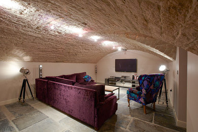 На фото: подземный, большой подвал в стиле шебби-шик с бежевыми стенами с