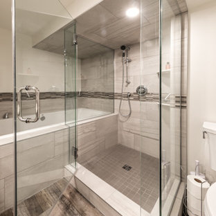 Inspiration pour un sous-sol minimaliste enterré et de taille moyenne avec un bar de salon, un mur blanc, un sol en vinyl, une cheminée standard, un manteau de cheminée en carrelage, un sol marron et du lambris de bois.