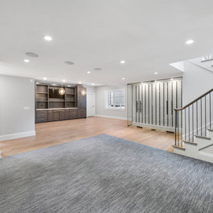 Inspiration pour un grand sous-sol traditionnel semi-enterré avec un mur gris et un sol en bois clair.
