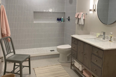 デンバーにあるお手頃価格の広い北欧スタイルのおしゃれな浴室 (ベージュの壁、セラミックタイルの床、グレーの床) の写真
