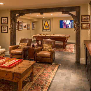 Idée de décoration pour un sous-sol tradition enterré avec un mur beige, aucune cheminée, un sol en carrelage de céramique et un sol gris.