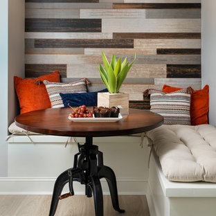Exemple d'un sous-sol moderne semi-enterré et de taille moyenne avec un mur gris, un sol en bois clair, une cheminée ribbon, un manteau de cheminée en métal et un sol jaune.