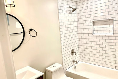 ワシントンD.C.にあるお手頃価格の中くらいなトラディショナルスタイルのおしゃれな浴室 (グレーの壁、磁器タイルの床、ベージュの床) の写真