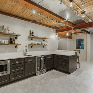 Inspiration pour un grand sous-sol urbain donnant sur l'extérieur avec un bar de salon, un mur blanc, béton au sol, aucune cheminée, un sol blanc et un plafond en poutres apparentes.