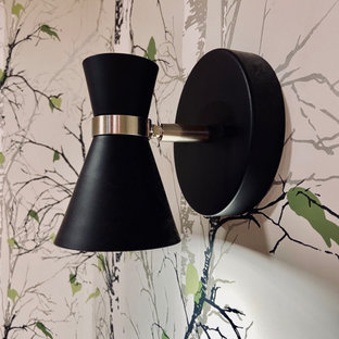 Inspiration pour un sous-sol craftsman donnant sur l'extérieur et de taille moyenne avec salle de jeu, un mur blanc, un sol en bois brun, une cheminée standard, un manteau de cheminée en pierre, un sol marron, un plafond en lambris de bois et du lambris de bois.