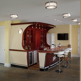 Inspiration pour un grand sous-sol traditionnel donnant sur l'extérieur avec un mur jaune et un sol en ardoise.