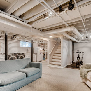 Idée de décoration pour un sous-sol enterré avec un mur blanc, moquette, un sol gris et un plafond en poutres apparentes.