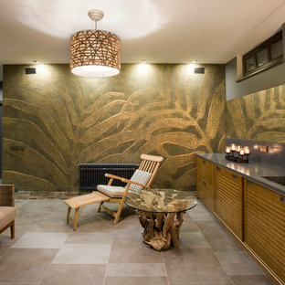 Idées déco pour un grand sous-sol montagne semi-enterré avec un mur gris, un sol en ardoise et aucune cheminée.