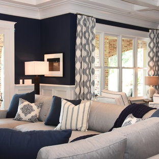 Idée de décoration pour un grand sous-sol marin avec un mur bleu.