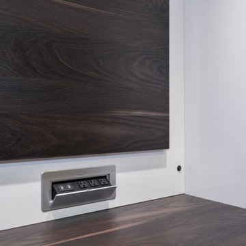 Leaside, Toronto | High gloss TV wall and Office