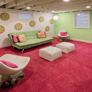 Exemple d'un sous-sol tendance enterré avec un mur multicolore, moquette et aucune cheminée.