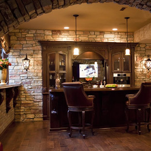 Idee per una grande taverna mediterranea seminterrata con pareti marroni, parquet scuro, nessun camino e pavimento marrone
