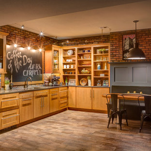Idée de décoration pour un sous-sol tradition enterré avec un sol en bois brun, aucune cheminée, un sol beige et un bar de salon.