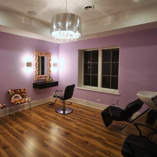 Aménagement d'un grand sous-sol contemporain semi-enterré avec un mur violet, un sol en bois foncé, aucune cheminée et un sol marron.