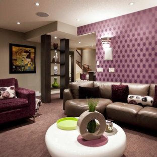 Inspiration pour un sous-sol traditionnel enterré avec un mur violet, moquette et un sol violet.
