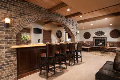 Imagen de bar en casa tradicional grande con suelo de baldosas de cerámica y suelo beige
