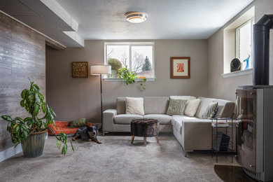 Modernes Souterrain mit grauer Wandfarbe, Teppichboden und grauem Boden in Denver