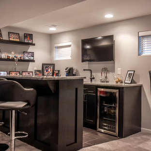 Exemple d'un sous-sol moderne enterré et de taille moyenne avec un mur gris, moquette et un bar de salon.