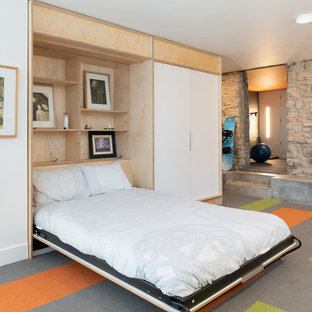 Cette photo montre un sous-sol scandinave donnant sur l'extérieur et de taille moyenne avec un mur blanc, moquette, aucune cheminée et un sol multicolore.