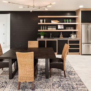 Idée de décoration pour un sous-sol champêtre avec un mur noir et un sol beige.
