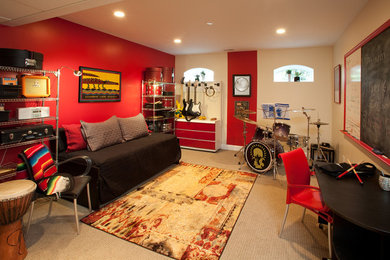 Réalisation d'un sous-sol design donnant sur l'extérieur avec un mur rouge, moquette et un sol beige.