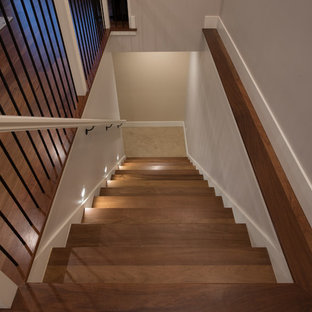 Idée de décoration pour un sous-sol tradition de taille moyenne et donnant sur l'extérieur avec un mur bleu, un sol en carrelage de céramique et un sol bleu.