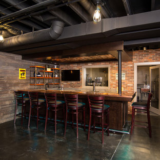 Exemple d'un grand sous-sol industriel avec un bar de salon, béton au sol et un plafond en poutres apparentes.