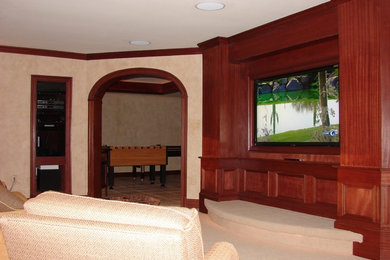 Inspiration pour un sous-sol design donnant sur l'extérieur et de taille moyenne avec un mur beige, moquette et aucune cheminée.