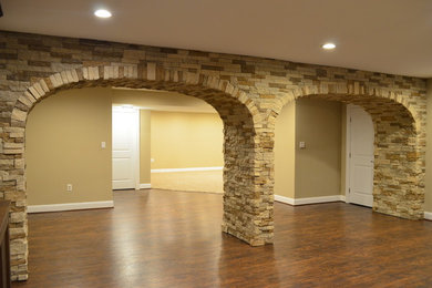 Foto de sótano clásico de tamaño medio sin chimenea con paredes marrones, suelo de madera oscura y suelo marrón
