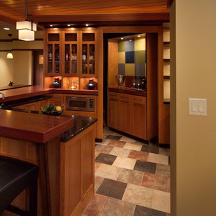 Aménagement d'un sous-sol craftsman enterré avec un mur beige, un sol en carrelage de céramique, un sol multicolore et un bar de salon.