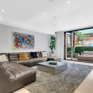 Idée de décoration pour un sous-sol design donnant sur l'extérieur avec un mur blanc et un sol beige.